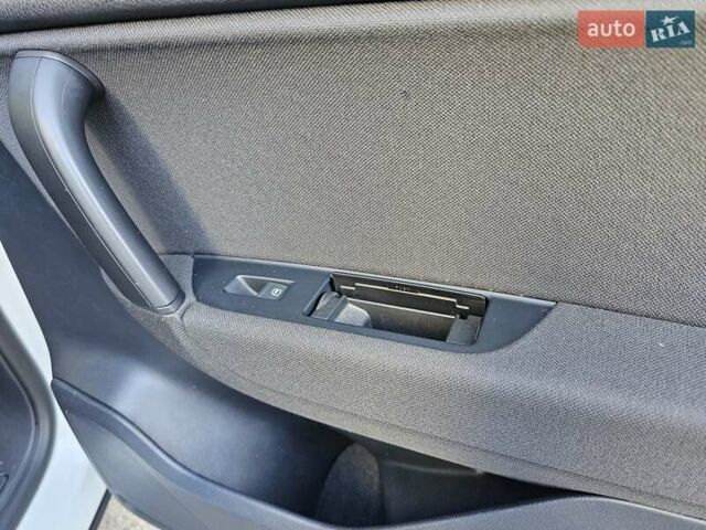 Белый Фольксваген Туарег, объемом двигателя 2.97 л и пробегом 110 тыс. км за 18000 $, фото 28 на Automoto.ua