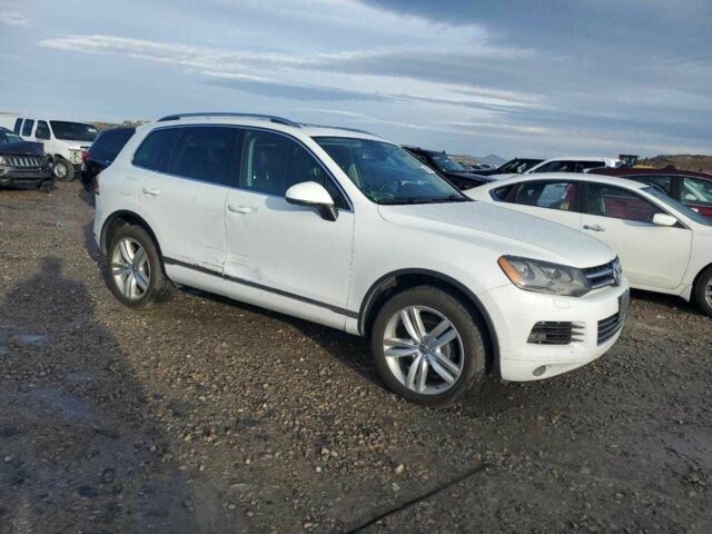 Білий Фольксваген Туарег, об'ємом двигуна 3 л та пробігом 151 тис. км за 1900 $, фото 3 на Automoto.ua