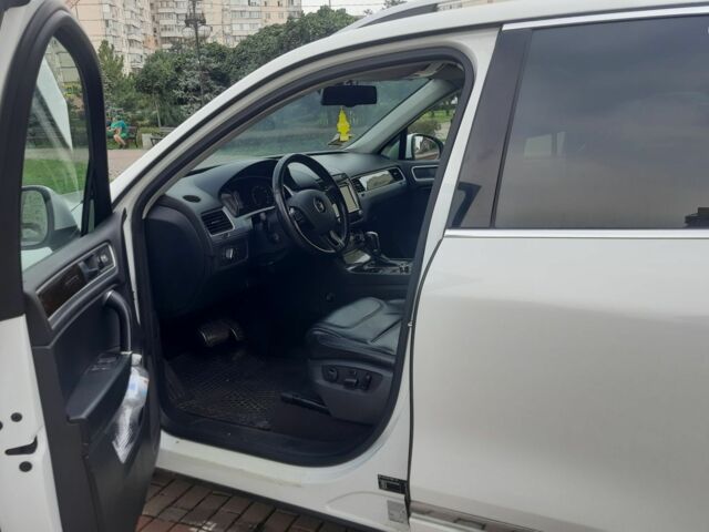 Білий Фольксваген Туарег, об'ємом двигуна 3 л та пробігом 146 тис. км за 25000 $, фото 7 на Automoto.ua