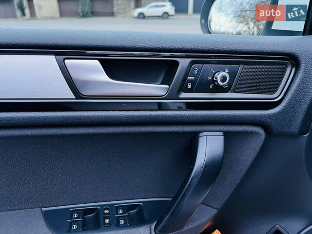 Білий Фольксваген Туарег, об'ємом двигуна 2.97 л та пробігом 344 тис. км за 15900 $, фото 21 на Automoto.ua