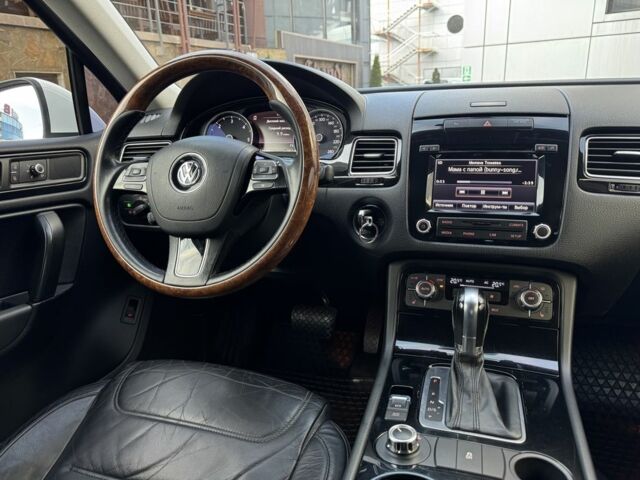 Белый Фольксваген Туарег, объемом двигателя 3 л и пробегом 220 тыс. км за 17700 $, фото 10 на Automoto.ua