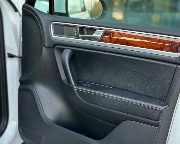 Білий Фольксваген Туарег, об'ємом двигуна 3 л та пробігом 239 тис. км за 19300 $, фото 28 на Automoto.ua