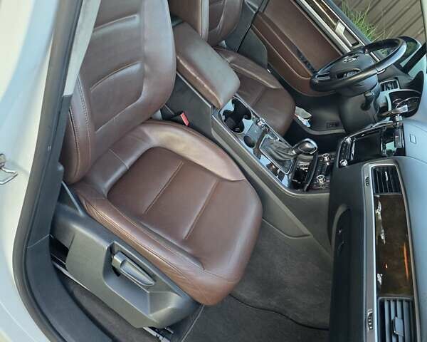 Белый Фольксваген Туарег, объемом двигателя 3 л и пробегом 216 тыс. км за 24000 $, фото 4 на Automoto.ua