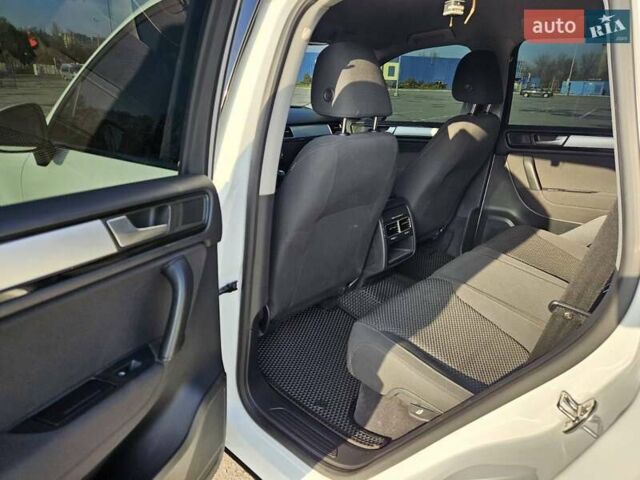 Белый Фольксваген Туарег, объемом двигателя 3 л и пробегом 210 тыс. км за 15900 $, фото 20 на Automoto.ua