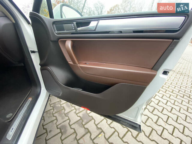 Белый Фольксваген Туарег, объемом двигателя 2.97 л и пробегом 260 тыс. км за 22500 $, фото 59 на Automoto.ua