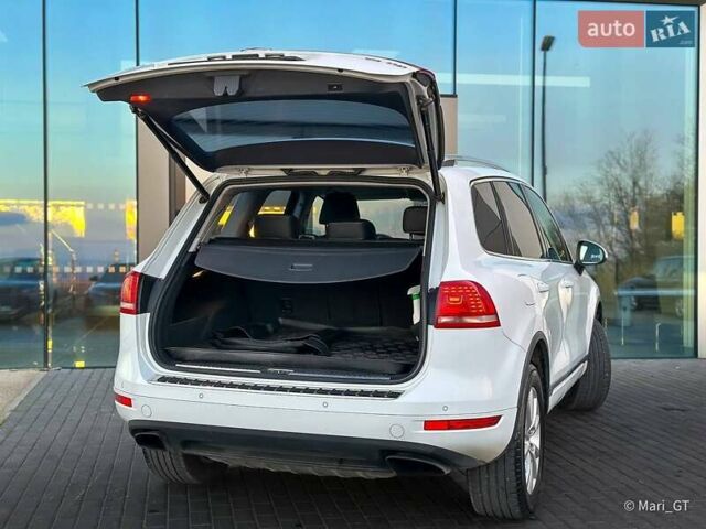 Білий Фольксваген Туарег, об'ємом двигуна 3 л та пробігом 239 тис. км за 19300 $, фото 16 на Automoto.ua