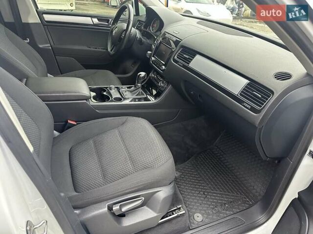 Белый Фольксваген Туарег, объемом двигателя 2.97 л и пробегом 192 тыс. км за 17000 $, фото 18 на Automoto.ua