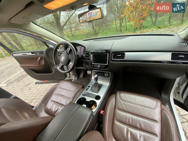 Белый Фольксваген Туарег, объемом двигателя 2.97 л и пробегом 260 тыс. км за 22500 $, фото 62 на Automoto.ua