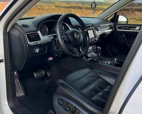 Белый Фольксваген Туарег, объемом двигателя 2.97 л и пробегом 226 тыс. км за 18888 $, фото 12 на Automoto.ua