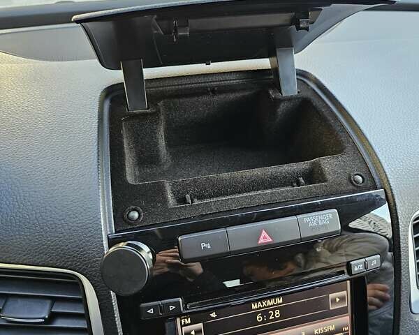 Белый Фольксваген Туарег, объемом двигателя 2.97 л и пробегом 110 тыс. км за 18000 $, фото 26 на Automoto.ua