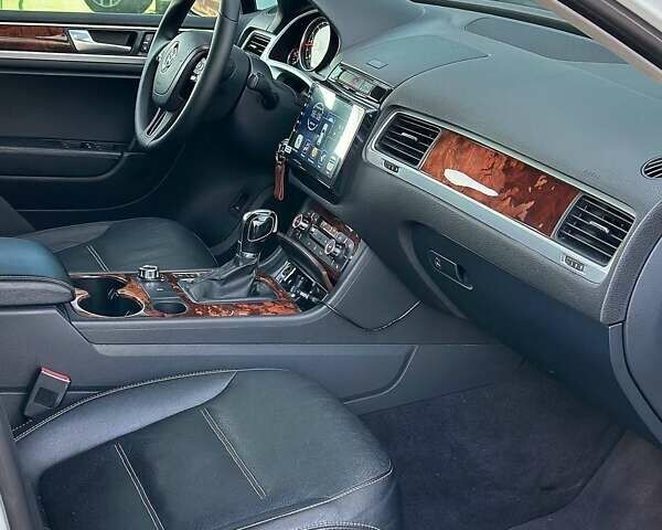 Білий Фольксваген Туарег, об'ємом двигуна 3 л та пробігом 239 тис. км за 19300 $, фото 37 на Automoto.ua