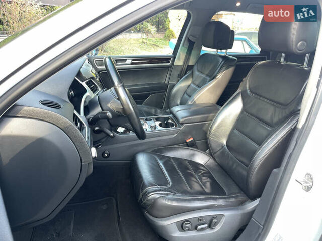 Белый Фольксваген Туарег, объемом двигателя 2.97 л и пробегом 255 тыс. км за 18900 $, фото 15 на Automoto.ua