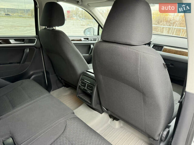 Белый Фольксваген Туарег, объемом двигателя 2.97 л и пробегом 329 тыс. км за 17800 $, фото 11 на Automoto.ua