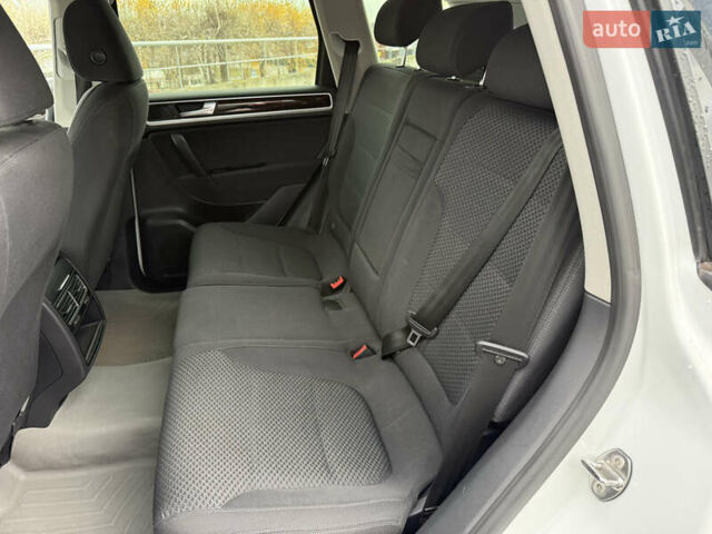 Белый Фольксваген Туарег, объемом двигателя 2.97 л и пробегом 329 тыс. км за 17800 $, фото 16 на Automoto.ua