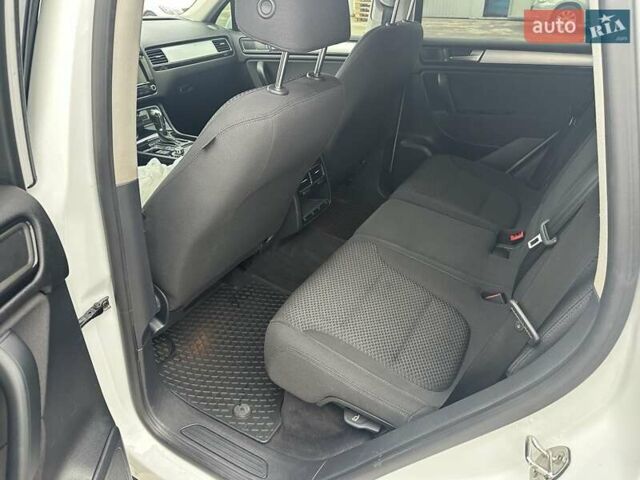 Белый Фольксваген Туарег, объемом двигателя 2.97 л и пробегом 192 тыс. км за 17000 $, фото 20 на Automoto.ua