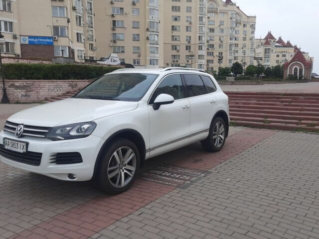 Білий Фольксваген Туарег, об'ємом двигуна 3 л та пробігом 146 тис. км за 25000 $, фото 4 на Automoto.ua