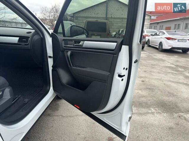 Белый Фольксваген Туарег, объемом двигателя 2.97 л и пробегом 192 тыс. км за 17000 $, фото 26 на Automoto.ua