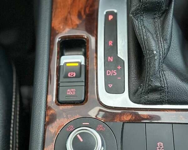 Білий Фольксваген Туарег, об'ємом двигуна 3 л та пробігом 239 тис. км за 19300 $, фото 38 на Automoto.ua