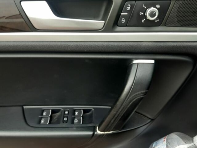 Білий Фольксваген Туарег, об'ємом двигуна 3 л та пробігом 146 тис. км за 25000 $, фото 14 на Automoto.ua