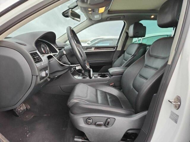 Білий Фольксваген Туарег, об'ємом двигуна 3 л та пробігом 151 тис. км за 1900 $, фото 6 на Automoto.ua