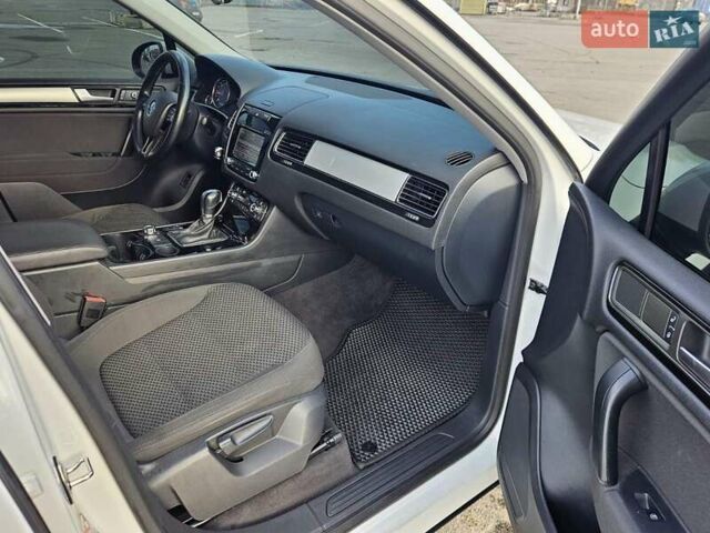 Белый Фольксваген Туарег, объемом двигателя 3 л и пробегом 210 тыс. км за 15900 $, фото 25 на Automoto.ua