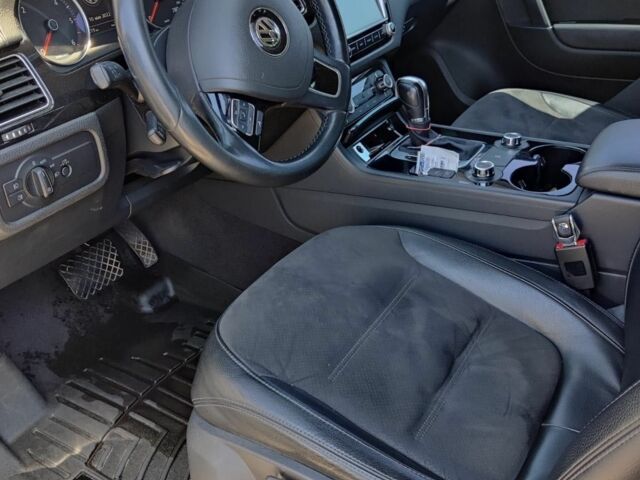 Белый Фольксваген Туарег, объемом двигателя 3 л и пробегом 207 тыс. км за 17000 $, фото 4 на Automoto.ua