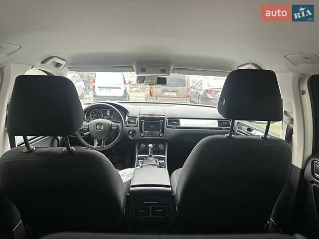 Белый Фольксваген Туарег, объемом двигателя 2.97 л и пробегом 192 тыс. км за 17000 $, фото 19 на Automoto.ua