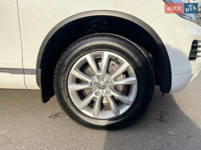 Белый Фольксваген Туарег, объемом двигателя 2.97 л и пробегом 142 тыс. км за 22500 $, фото 11 на Automoto.ua