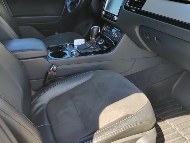 Белый Фольксваген Туарег, объемом двигателя 3 л и пробегом 207 тыс. км за 17000 $, фото 3 на Automoto.ua