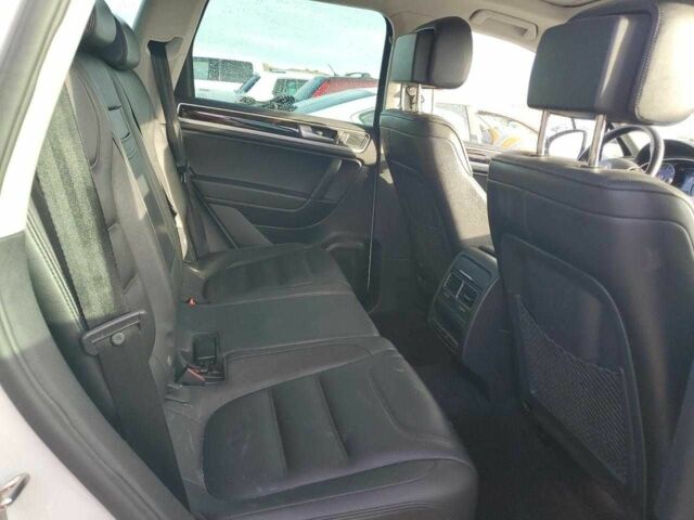 Білий Фольксваген Туарег, об'ємом двигуна 3 л та пробігом 151 тис. км за 1900 $, фото 10 на Automoto.ua