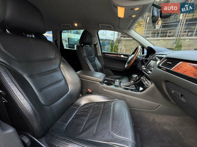 Белый Фольксваген Туарег, объемом двигателя 2.97 л и пробегом 220 тыс. км за 17700 $, фото 24 на Automoto.ua