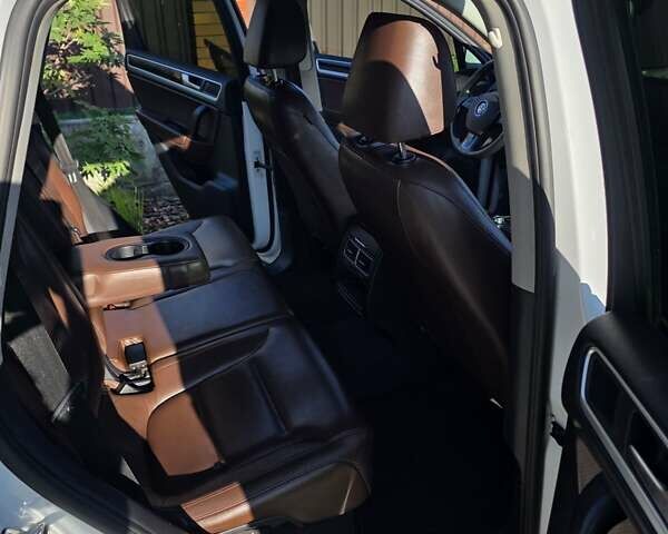 Белый Фольксваген Туарег, объемом двигателя 3 л и пробегом 216 тыс. км за 24000 $, фото 15 на Automoto.ua