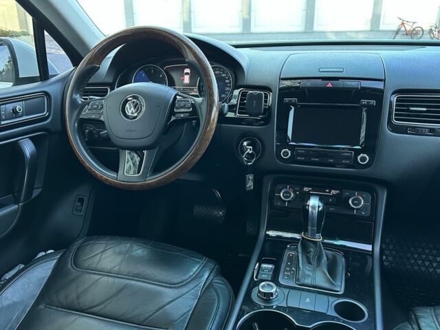 Белый Фольксваген Туарег, объемом двигателя 3 л и пробегом 213 тыс. км за 23500 $, фото 16 на Automoto.ua