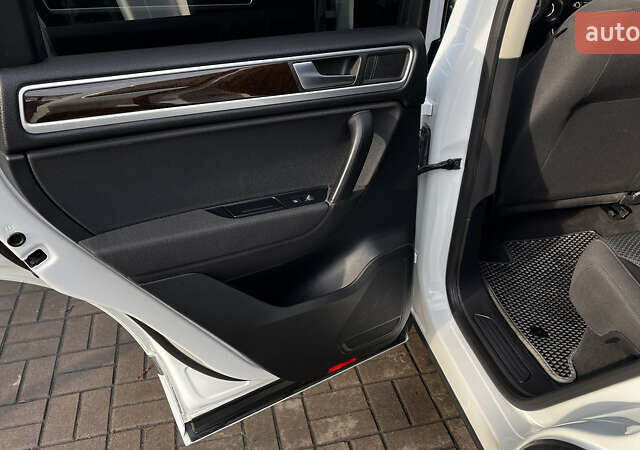 Белый Фольксваген Туарег, объемом двигателя 2.97 л и пробегом 142 тыс. км за 22500 $, фото 16 на Automoto.ua