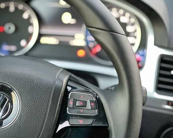 Білий Фольксваген Туарег, об'ємом двигуна 3 л та пробігом 239 тис. км за 19300 $, фото 48 на Automoto.ua