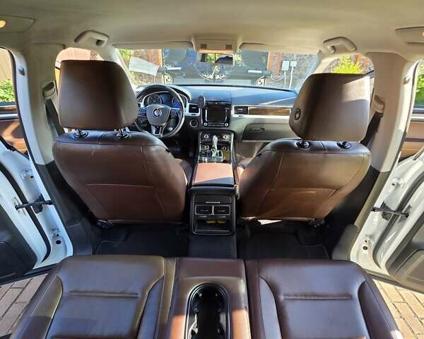 Белый Фольксваген Туарег, объемом двигателя 3 л и пробегом 216 тыс. км за 24000 $, фото 13 на Automoto.ua