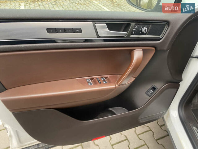 Белый Фольксваген Туарег, объемом двигателя 2.97 л и пробегом 260 тыс. км за 22500 $, фото 43 на Automoto.ua