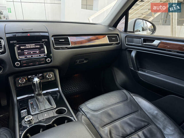 Белый Фольксваген Туарег, объемом двигателя 2.97 л и пробегом 220 тыс. км за 17700 $, фото 21 на Automoto.ua