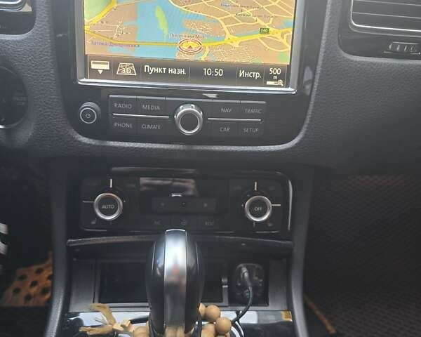 Белый Фольксваген Туарег, объемом двигателя 2.97 л и пробегом 190 тыс. км за 22500 $, фото 9 на Automoto.ua