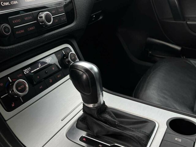 Белый Фольксваген Туарег, объемом двигателя 3 л и пробегом 214 тыс. км за 18999 $, фото 16 на Automoto.ua