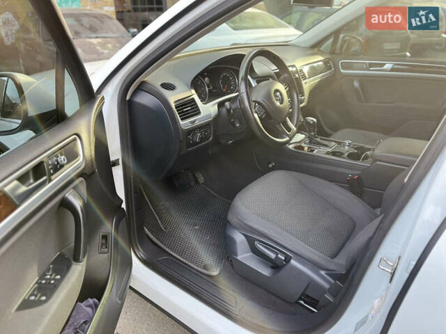 Белый Фольксваген Туарег, объемом двигателя 2.97 л и пробегом 142 тыс. км за 22500 $, фото 12 на Automoto.ua