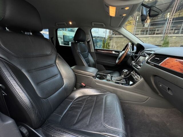 Белый Фольксваген Туарег, объемом двигателя 3 л и пробегом 220 тыс. км за 17700 $, фото 12 на Automoto.ua