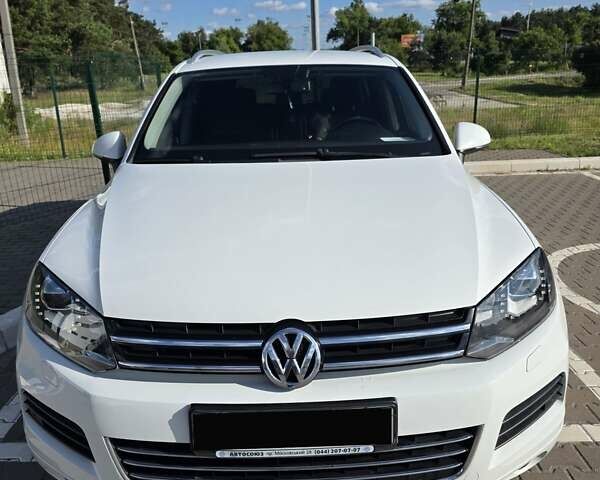 Белый Фольксваген Туарег, объемом двигателя 3 л и пробегом 216 тыс. км за 24000 $, фото 1 на Automoto.ua