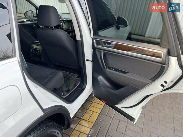 Белый Фольксваген Туарег, объемом двигателя 2.97 л и пробегом 142 тыс. км за 22500 $, фото 14 на Automoto.ua