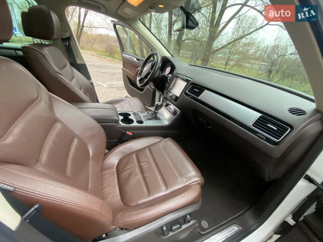 Белый Фольксваген Туарег, объемом двигателя 2.97 л и пробегом 260 тыс. км за 22500 $, фото 61 на Automoto.ua