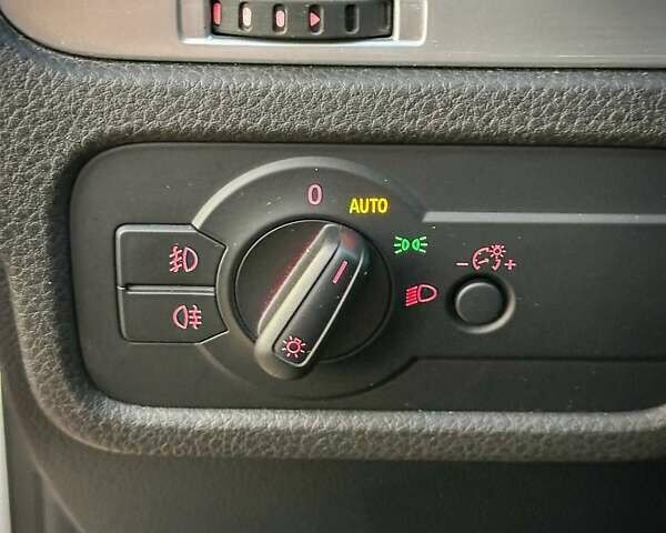 Білий Фольксваген Туарег, об'ємом двигуна 3 л та пробігом 239 тис. км за 19300 $, фото 46 на Automoto.ua