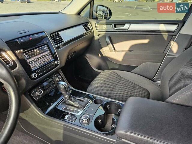 Белый Фольксваген Туарег, объемом двигателя 3 л и пробегом 210 тыс. км за 15900 $, фото 19 на Automoto.ua