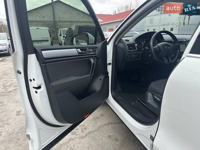 Белый Фольксваген Туарег, объемом двигателя 2.97 л и пробегом 192 тыс. км за 17000 $, фото 22 на Automoto.ua