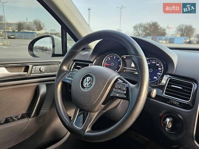 Белый Фольксваген Туарег, объемом двигателя 3 л и пробегом 210 тыс. км за 15900 $, фото 28 на Automoto.ua