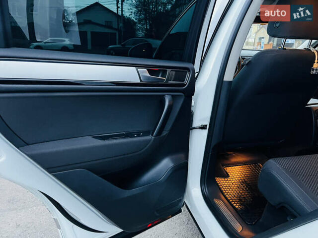 Білий Фольксваген Туарег, об'ємом двигуна 2.97 л та пробігом 344 тис. км за 15900 $, фото 15 на Automoto.ua